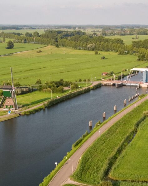 A high angle shot of the Merwede Canal surrounded by grassy fields captured in Nehterlands